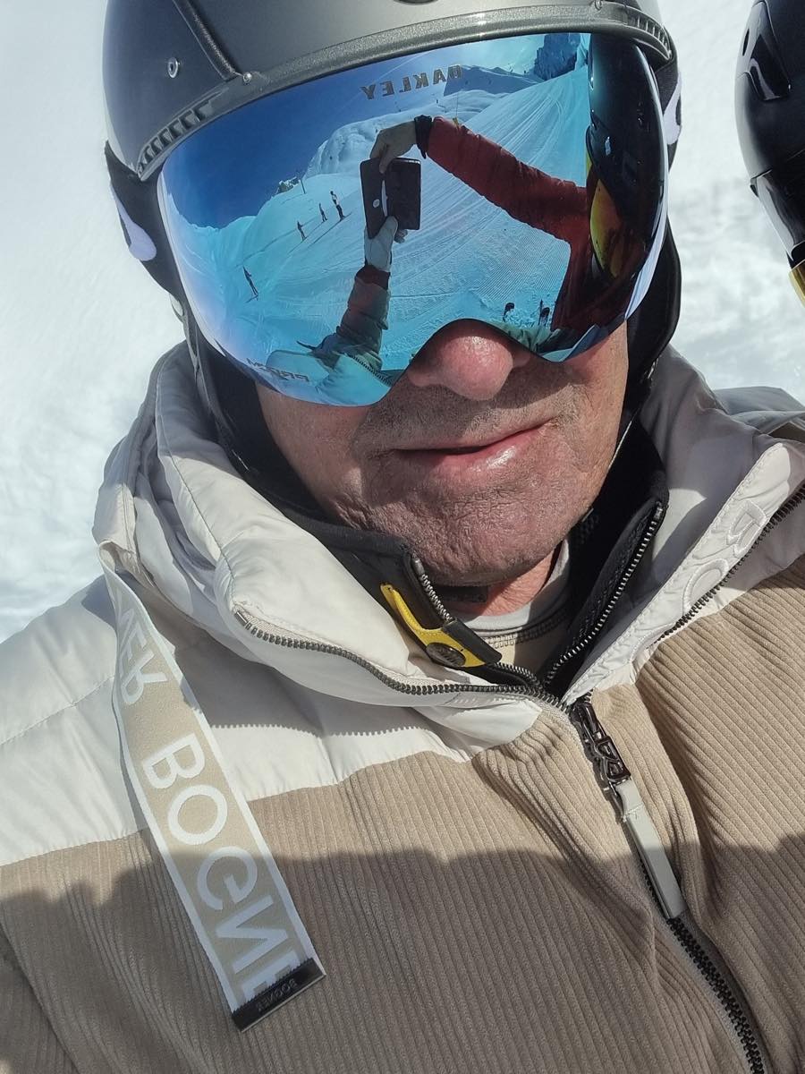 Ski Race Academy Mals coach wearing ski goggles on snow